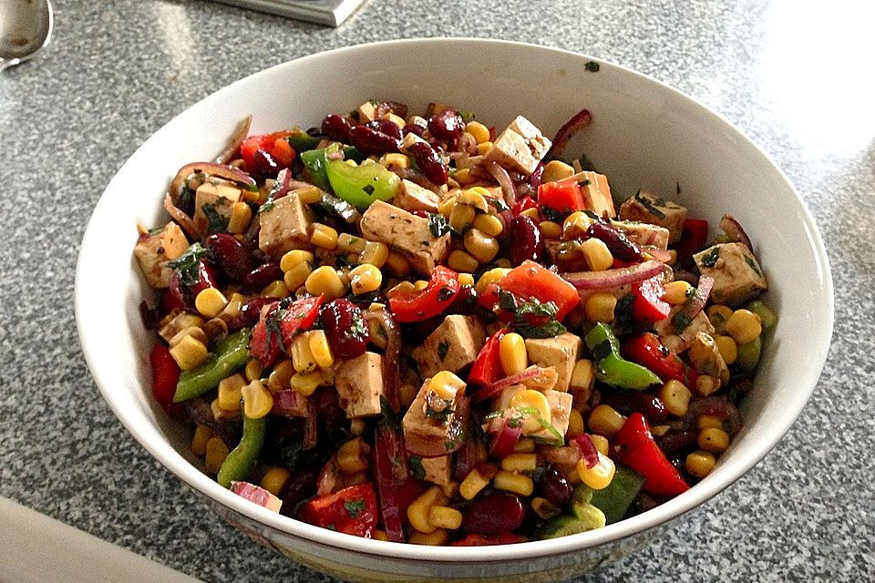 Bohnensalat mit Mais, Paprika und Schafskäse