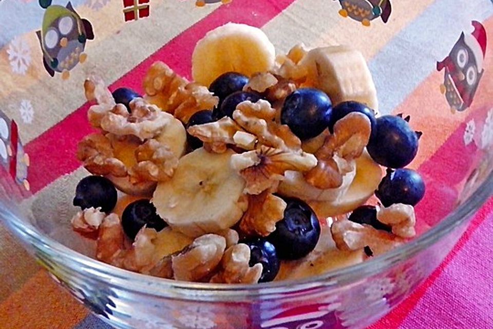 Veganes Müsli mit Banane, Beeren und Nüssen