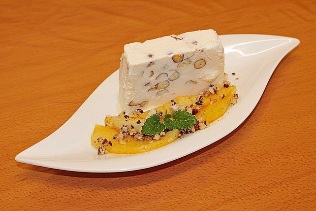 Haselnussparfait mit Espressobohnen-Krokant und karamellisierten ... Haselnussparfait mit Espressobohnen-Krokant und karamellisierten ...