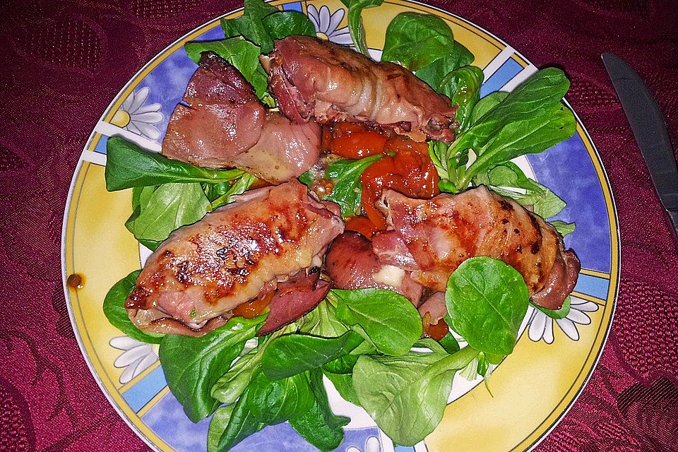 Mozzarellaröllchen auf Salat mit Dressing