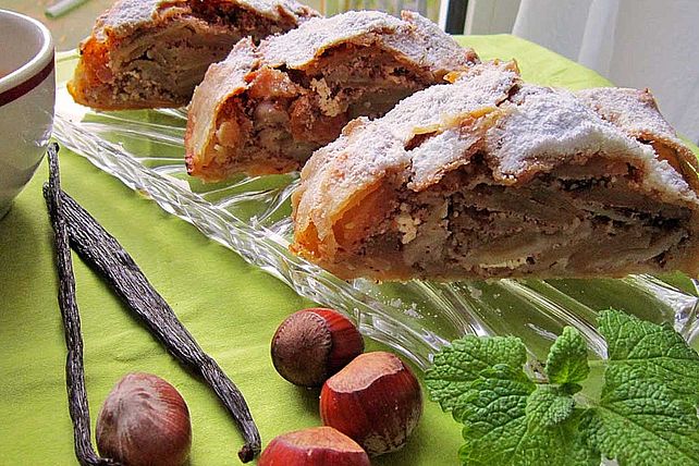 Apfel-Nuss-Strudel von trekneb| Chefkoch