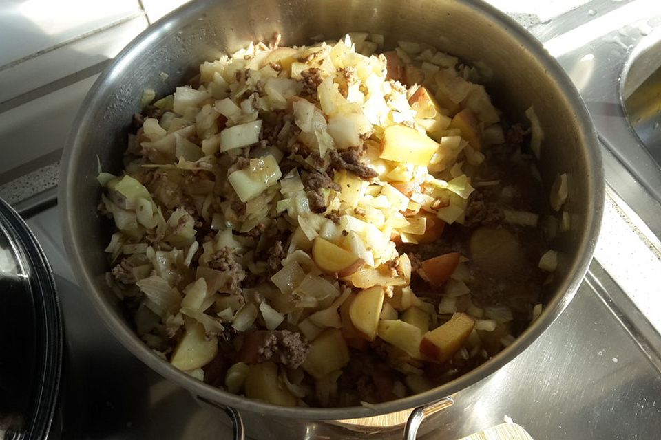 Weißkohleintof mit Hackfleisch