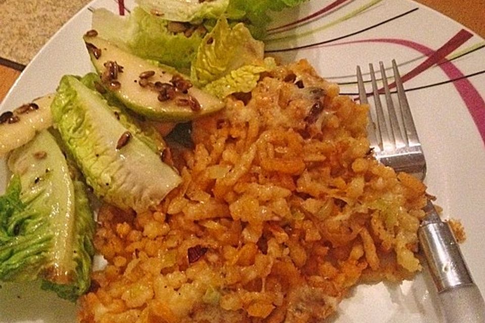 Spätzle-Porree-Auflauf dazu Salat mit feinen Birnenscheiben und gerösteten Sonnenblumenkernen