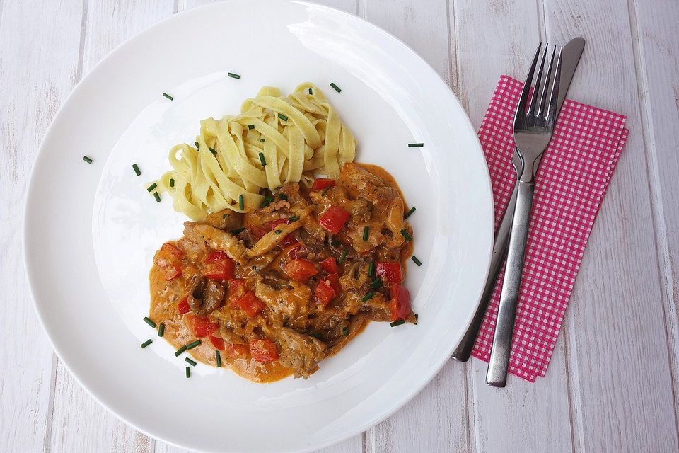 Rahmgeschnetzeltes mit Paprika und Bandnudeln