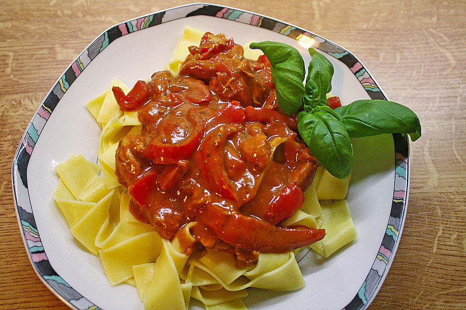Rahmgeschnetzeltes mit Paprika und Bandnudeln