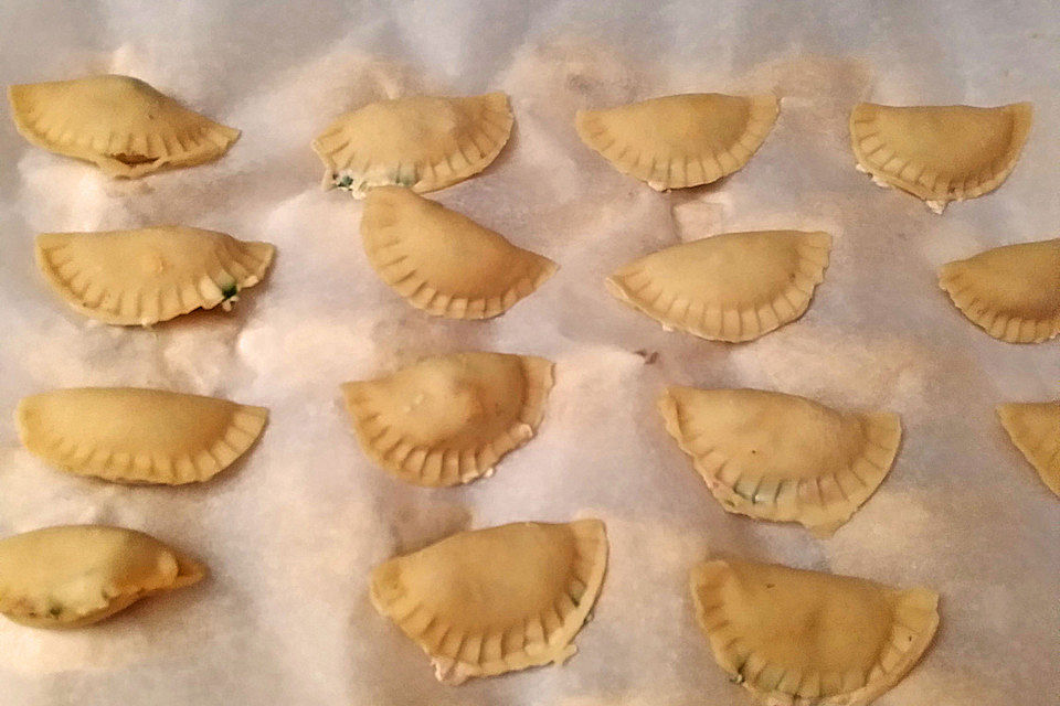 Ravioli mit zweierlei Füllung: Pilze und Tomate/Rucola