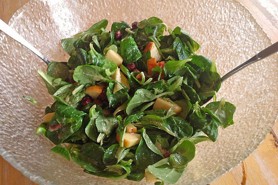 Herbstlicher Feldsalat mit Äpfeln und Haselnüssen