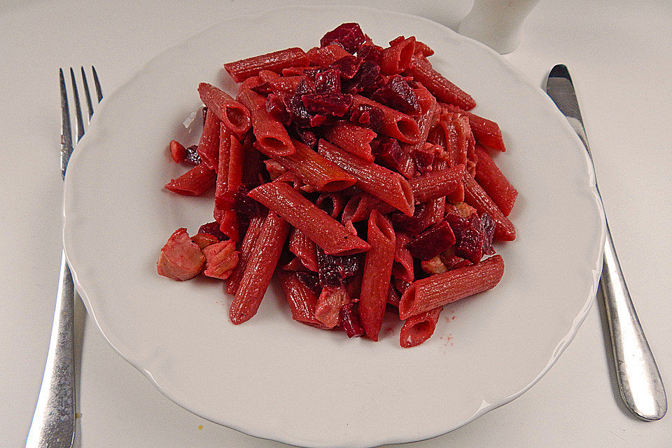 Rote Bete-Pasta mit Hähnchen