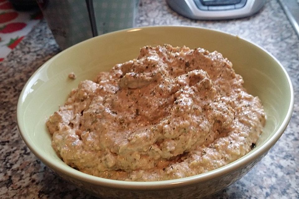 Caps Cashew-Dip mit getrockneten Tomaten