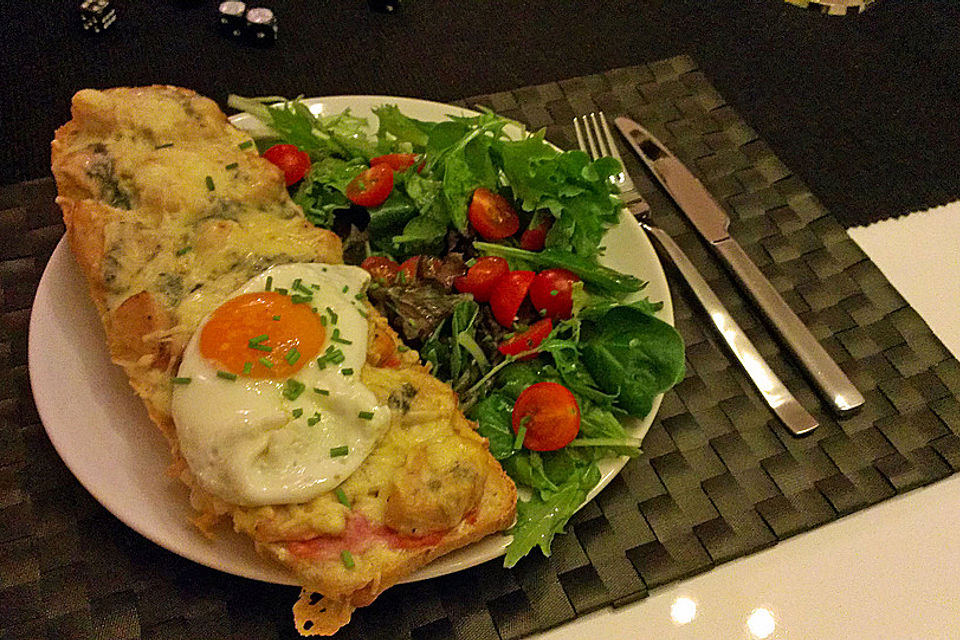 Ciabatta mit Hühnerbrustfilet, Gorgonzola und Emmentaler überbacken