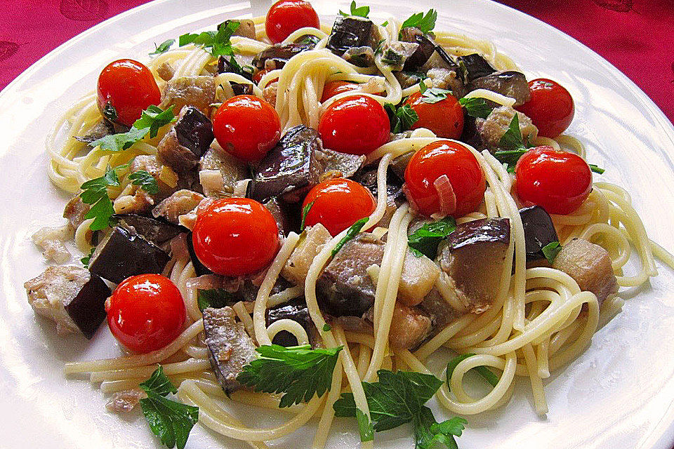 Spaghetti mit Aubergine und Tomaten