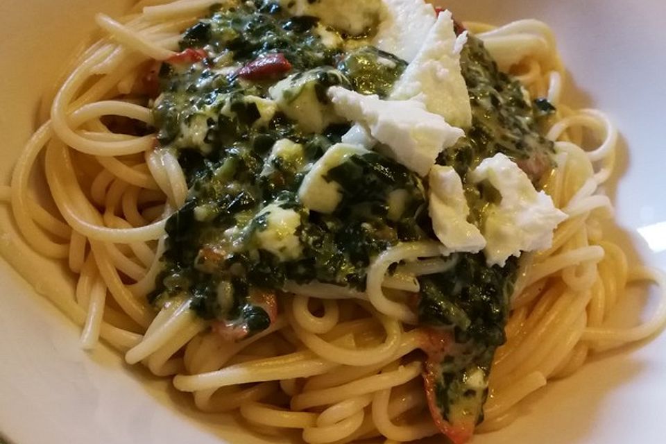 Spaghetti mit Spinat und Cherrytomaten in Sahnesauce