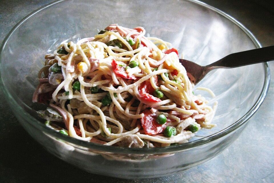 Nudelsalat mit Tomatenpaprika und Erbsen