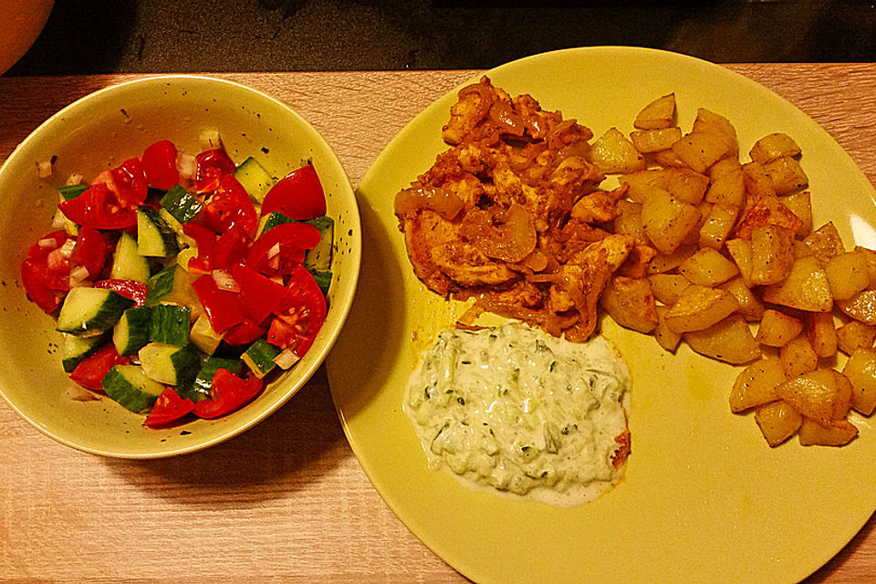 Hühnergyros mit Bratkartoffeln, Tzatziki und Tomaten-Gurkensalat