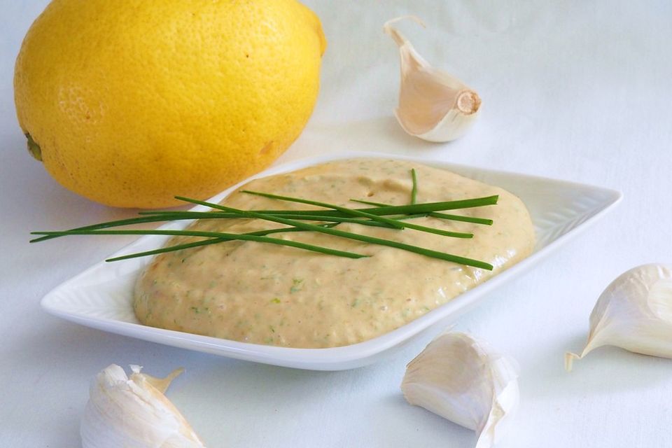 Tomaten-Mayonnaise-Dressing für Salate und Wraps