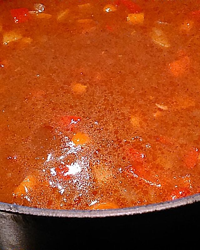 Rindergulaschsuppe mit frischen Paprika
