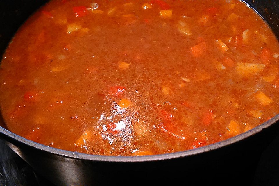 Rindergulaschsuppe mit frischen Paprika