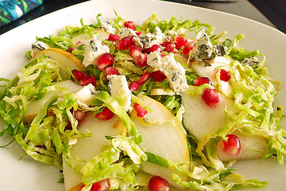 Rosenkohlsalat mit Birne, Granatapfel und Gorgonzola