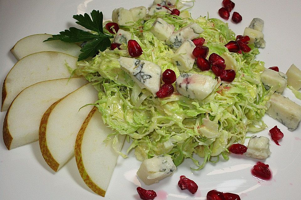 Rosenkohlsalat mit Birne, Granatapfel und Gorgonzola