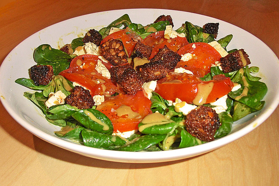 Warmer Feta mit Tomaten aus dem Ofen auf Feldsalat mit Senfdressing und Vollkorncroûtons