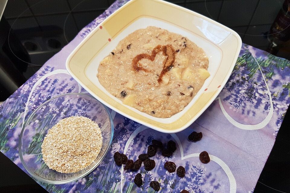 Porridge mit Äpfeln und Zimt