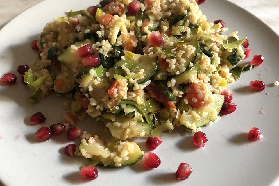 Bunte Bulgur-Pfanne mit Granatapfel