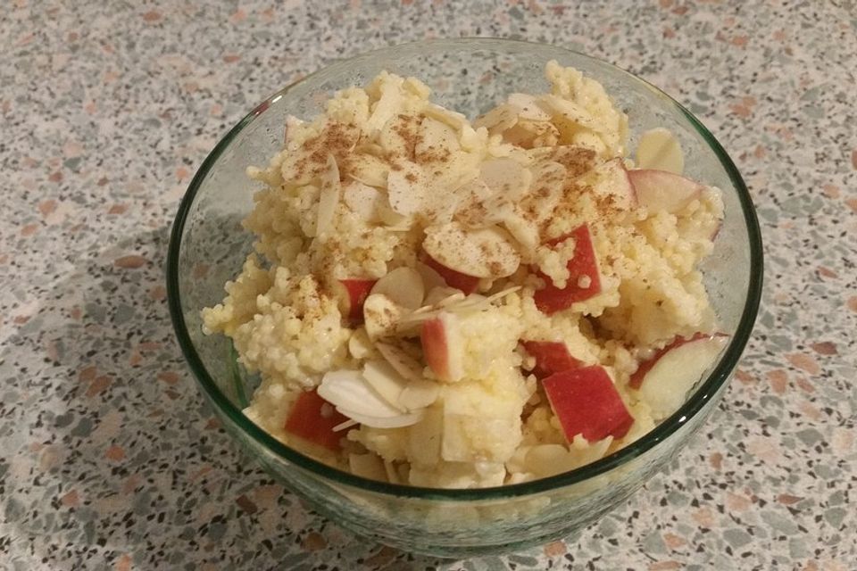 Hirse Porridge mit Apfel, Zimt und Mandeln