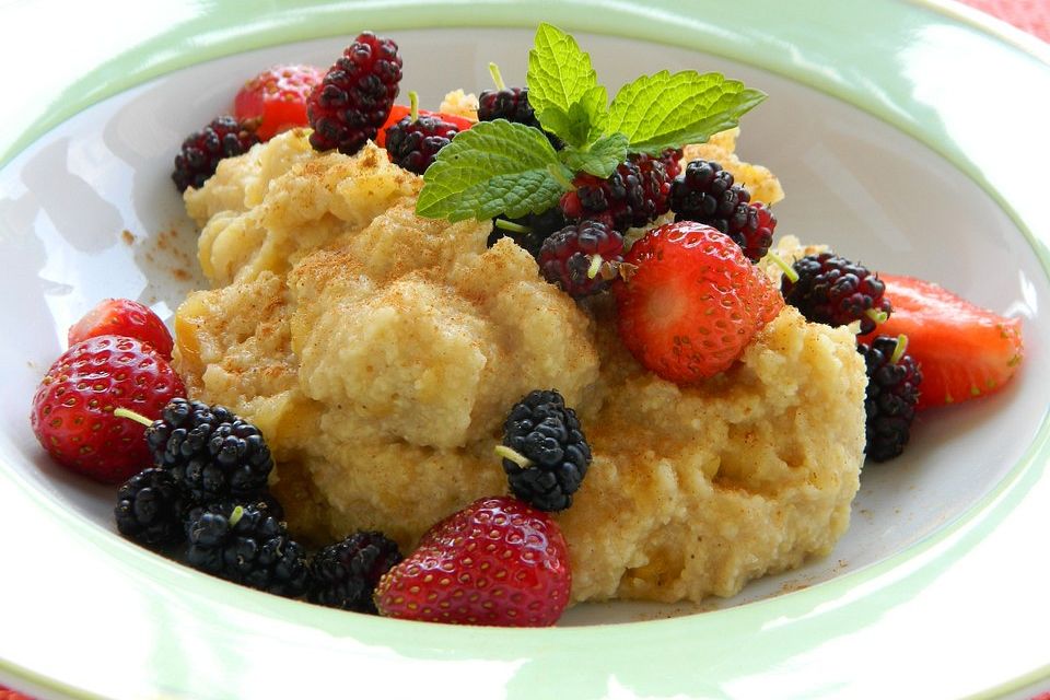 Hirse Porridge mit Apfel, Zimt und Mandeln