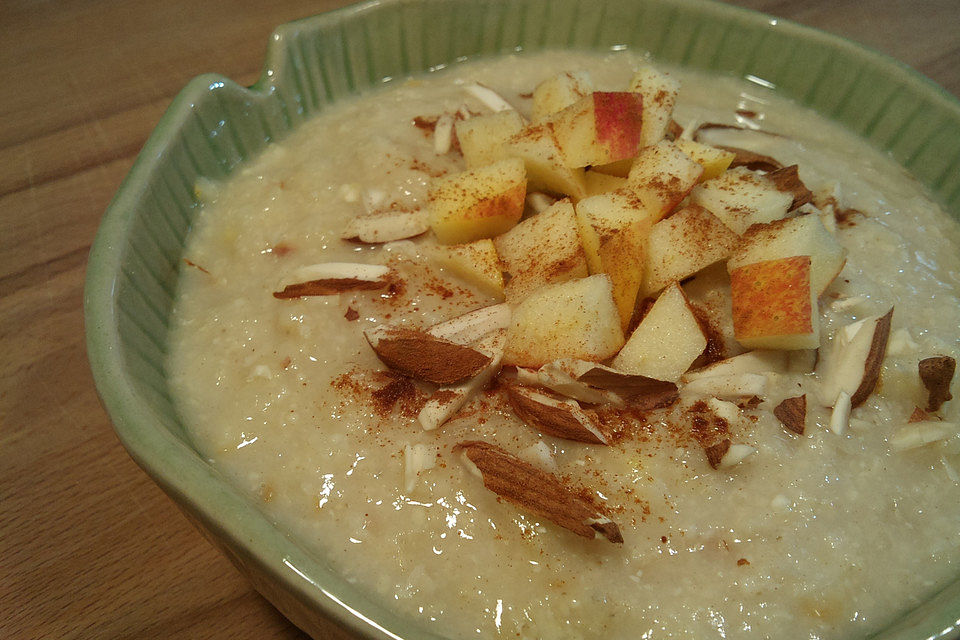 Hirse Porridge mit Apfel, Zimt und Mandeln