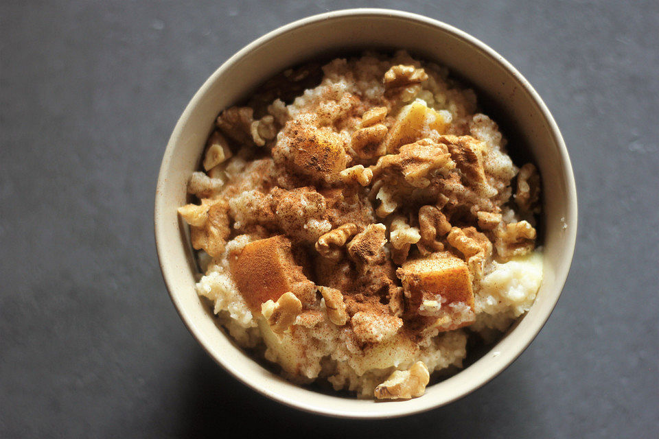 Hirse Porridge mit Apfel, Zimt und Mandeln