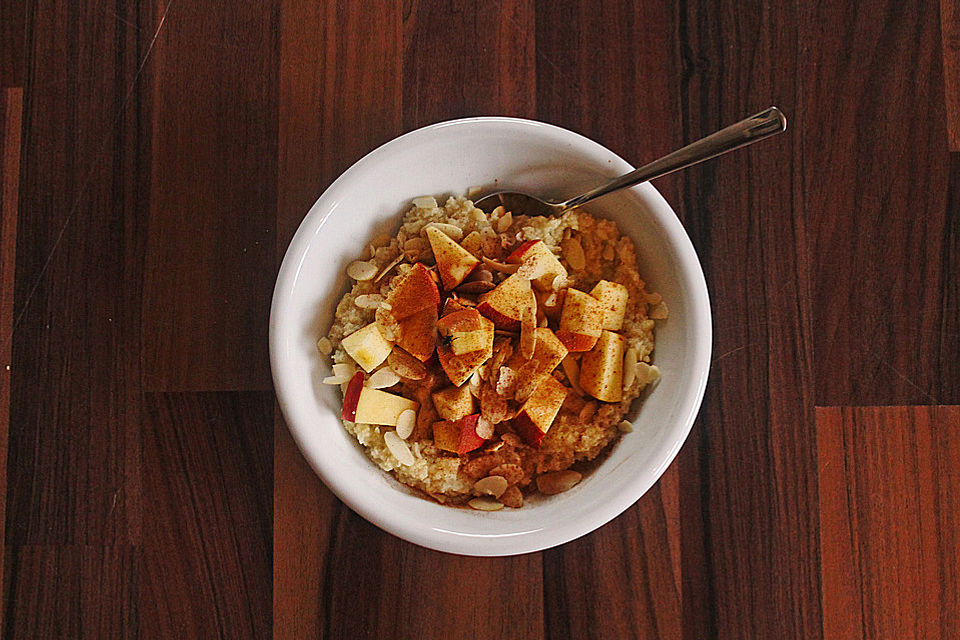 Hirse Porridge mit Apfel, Zimt und Mandeln