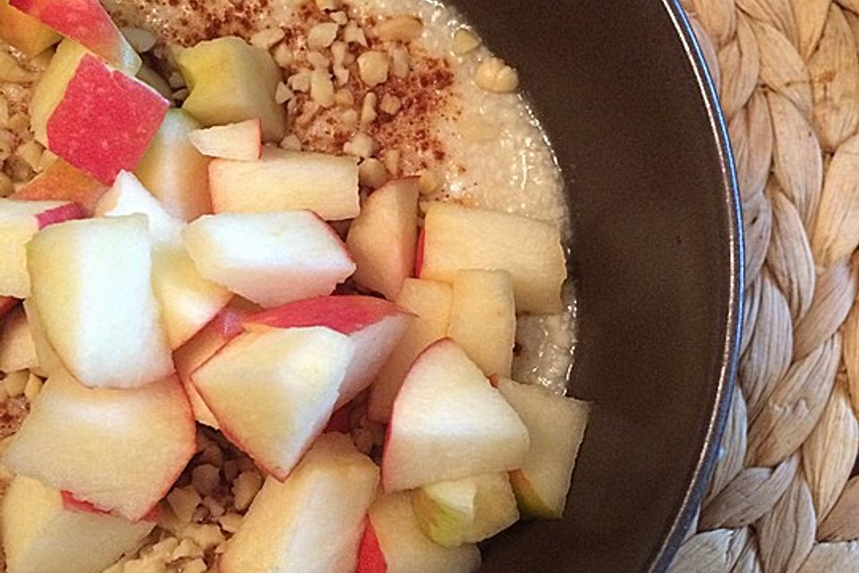 Hirse Porridge mit Apfel, Zimt und Mandeln