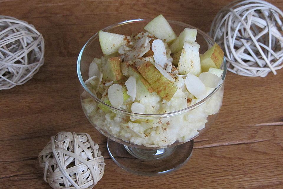 Hirse Porridge mit Apfel, Zimt und Mandeln