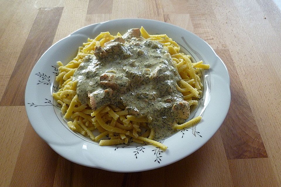 Spätzle mit Lachs in Dill-Senf-Sauce