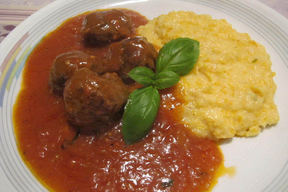 Italienische Pizzabällchen in einer würzigen Tomatensauce