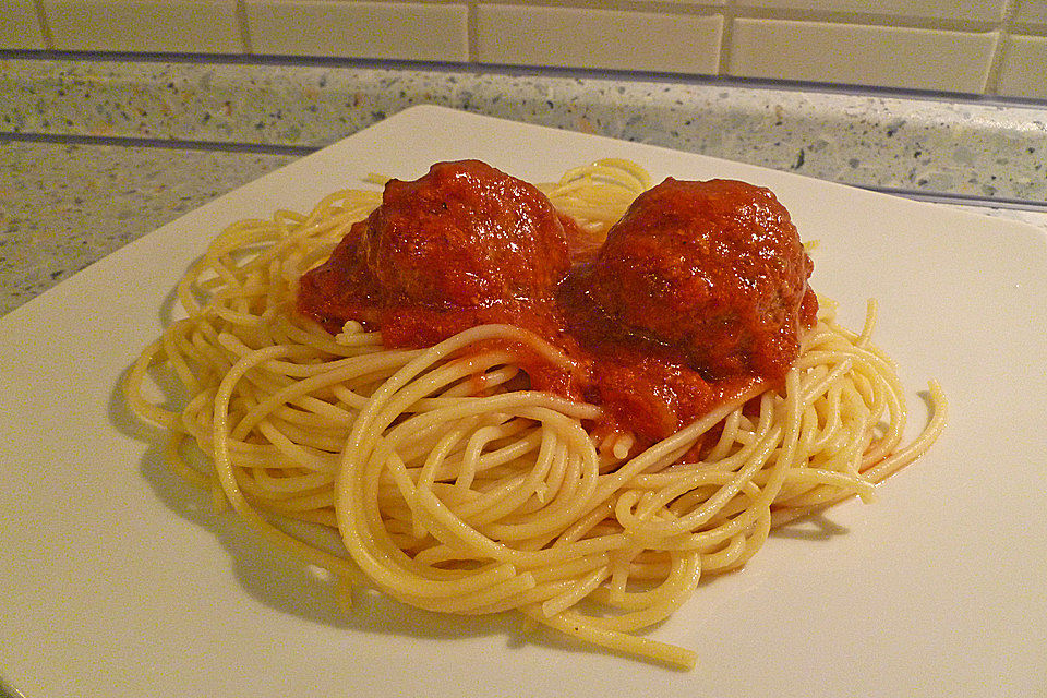 Italienische Pizzabällchen in einer würzigen Tomatensauce