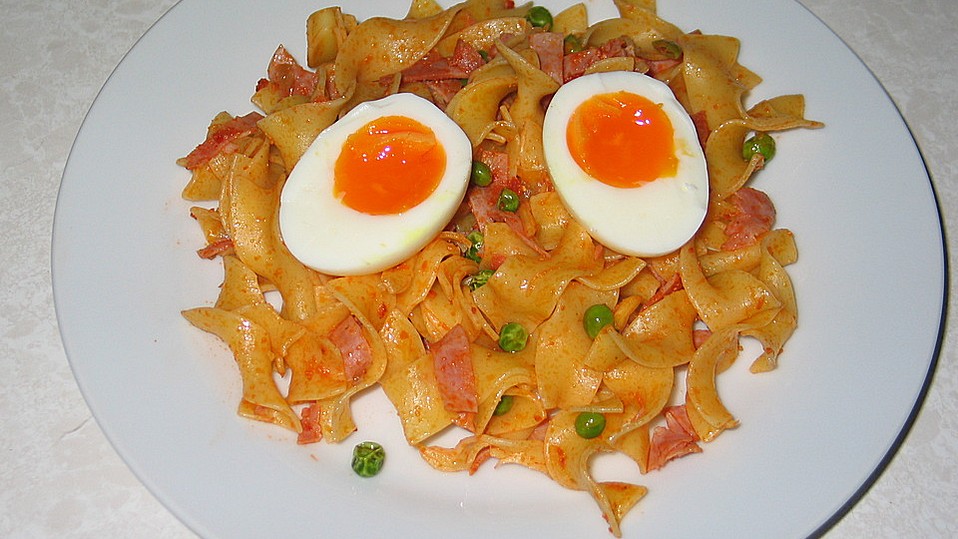 Schinkennudeln mit Erbsen und Ei von trekneb