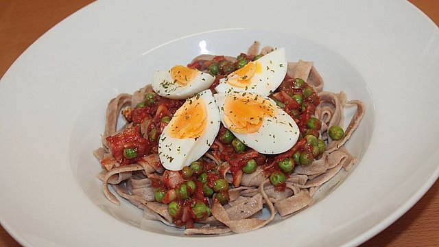 Schinkennudeln mit Erbsen und Ei von trekneb