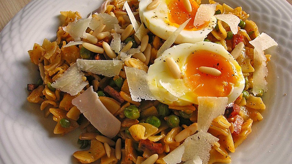 Schinkennudeln mit Erbsen und Ei von trekneb