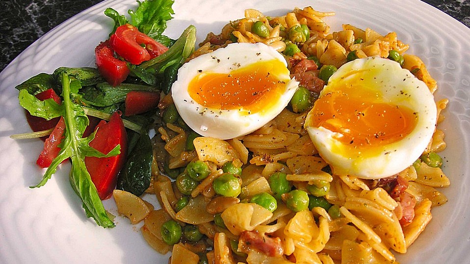 Schinkennudeln mit Erbsen und Ei von trekneb