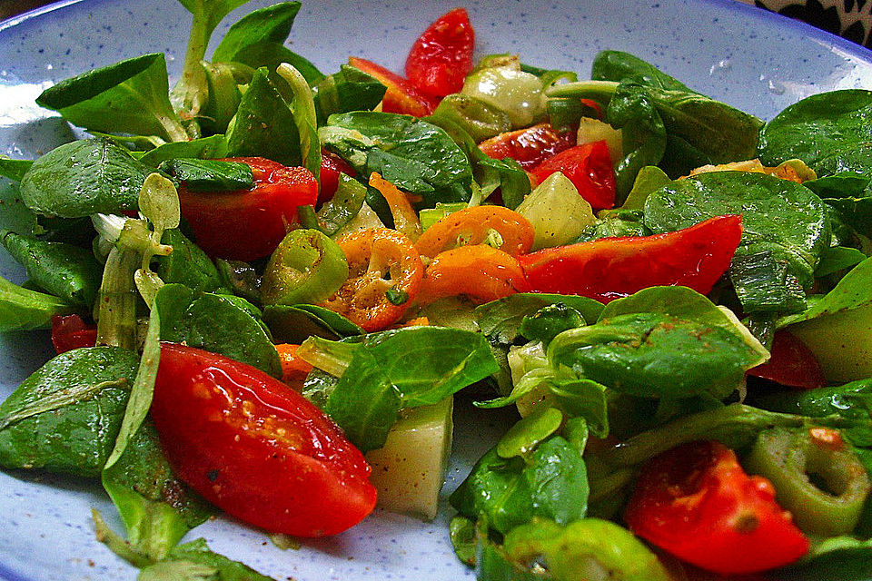 Exotisch und fruchtig-scharfer Salat Mediterran