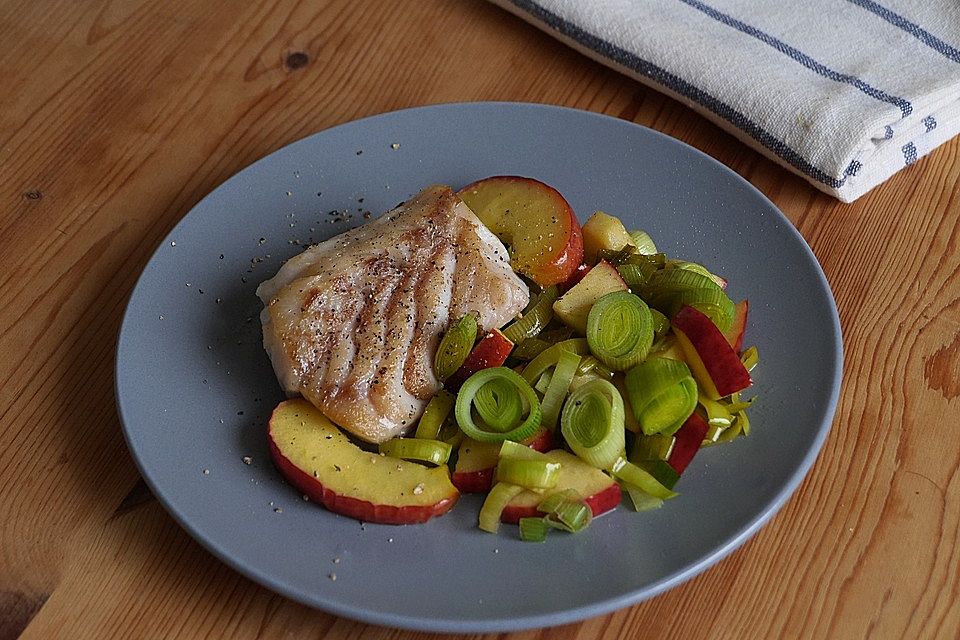 Gebratenes Seelachsfilet an warmem Lauch-Apfelsalat