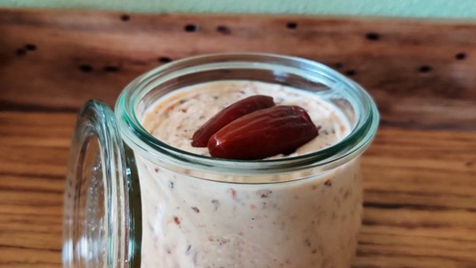 Pikanter Dattel-Frischkäse-Dip Pikanter Dattel-Frischkäse-Dip