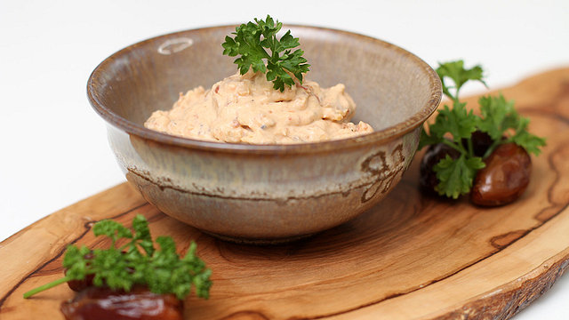 Pikanter Dattel-Frischkäse-Dip Pikanter Dattel-Frischkäse-Dip