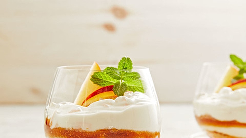 Griechischer Joghurt mit Pfirsich im Glas