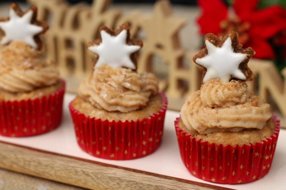 Zimtstern-Cupcakes mit Spekulatius-Topping und Apfelstückchen