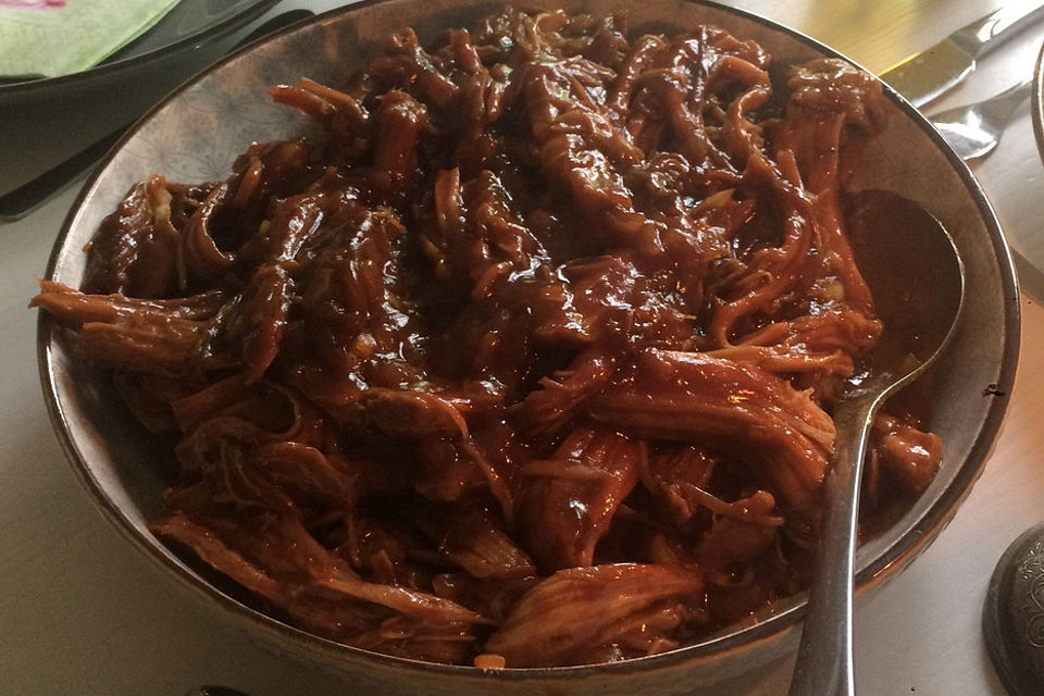 Pulled Chicken in einer Honey-Mustard-BBQ Sauce