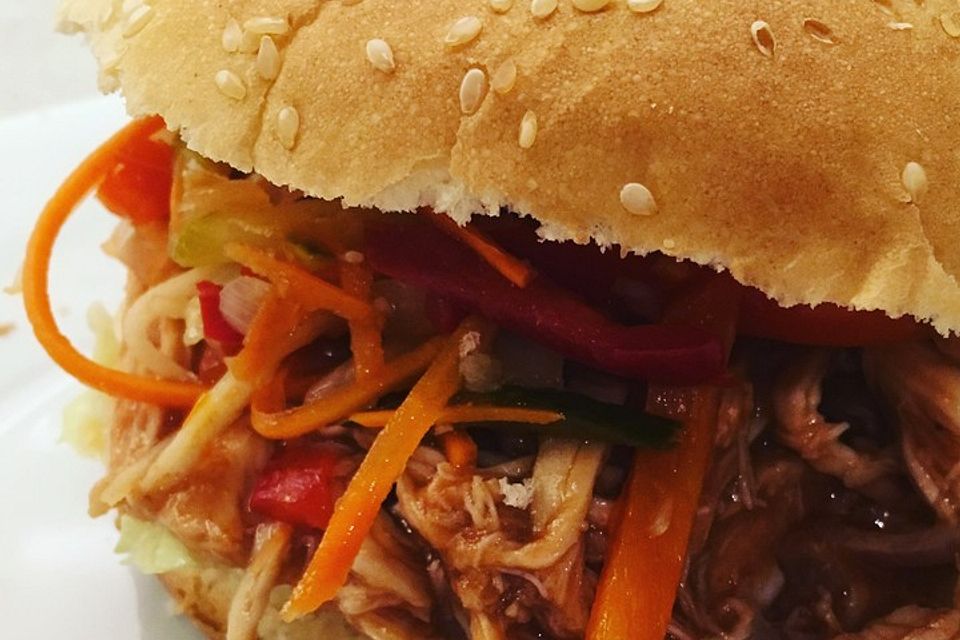 Pulled Chicken in einer Honey-Mustard-BBQ Sauce