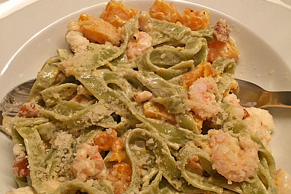 Tagliatelle in cremiger Kürbissauce mit Shrimps und Walnüssen