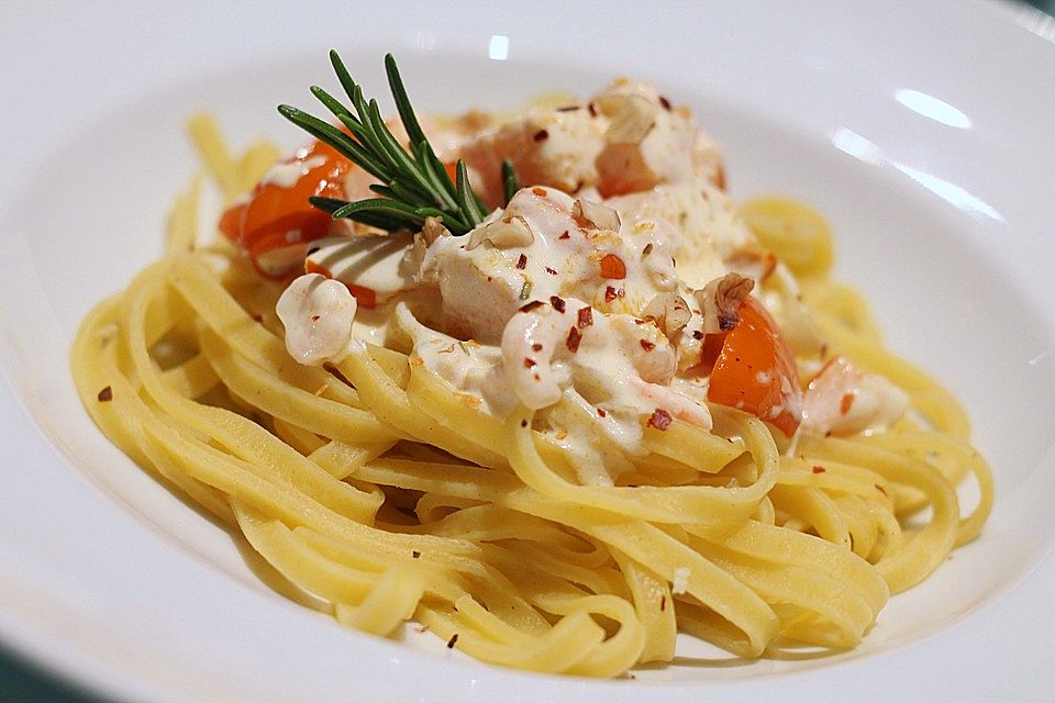 Tagliatelle in cremiger Kürbissauce mit Shrimps und Walnüssen